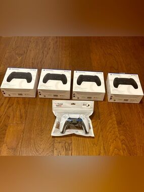 Sony DualSense Wireless Controller – Black with Blue Accent